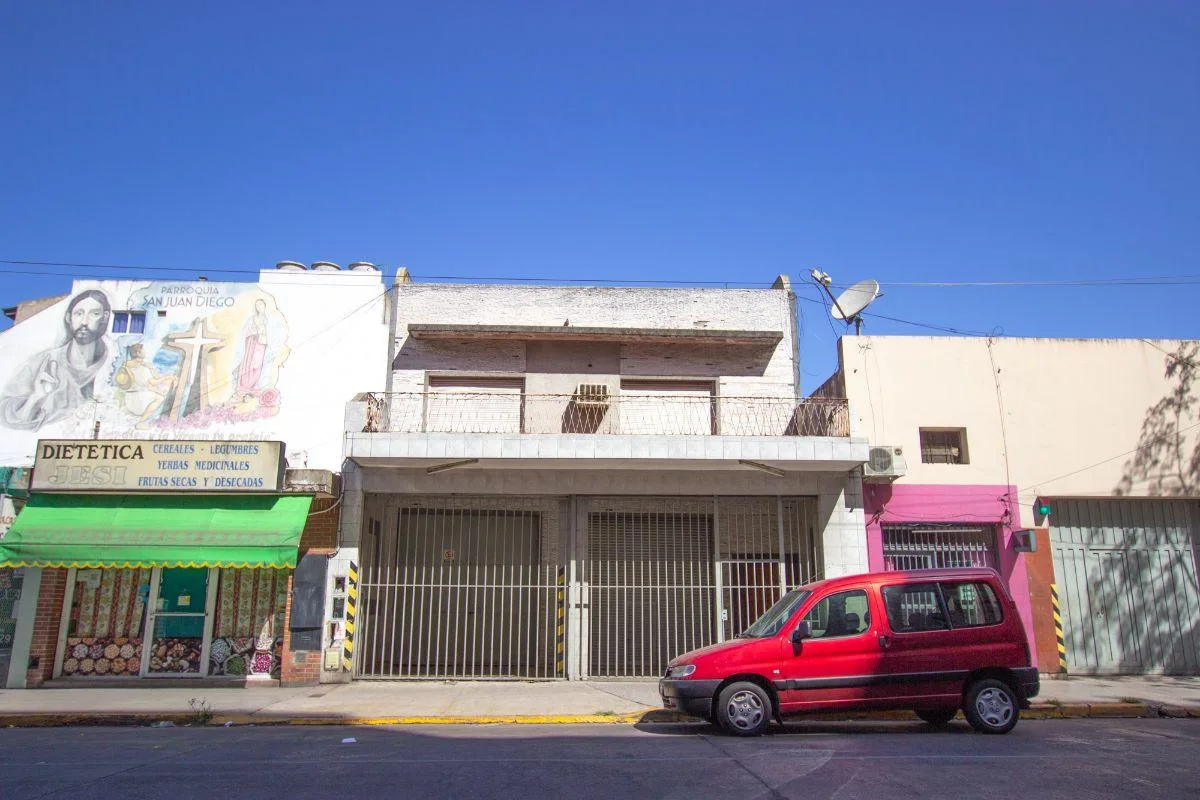 Casa con 2 dormitorios en Villa Lugano con depósito-galpón