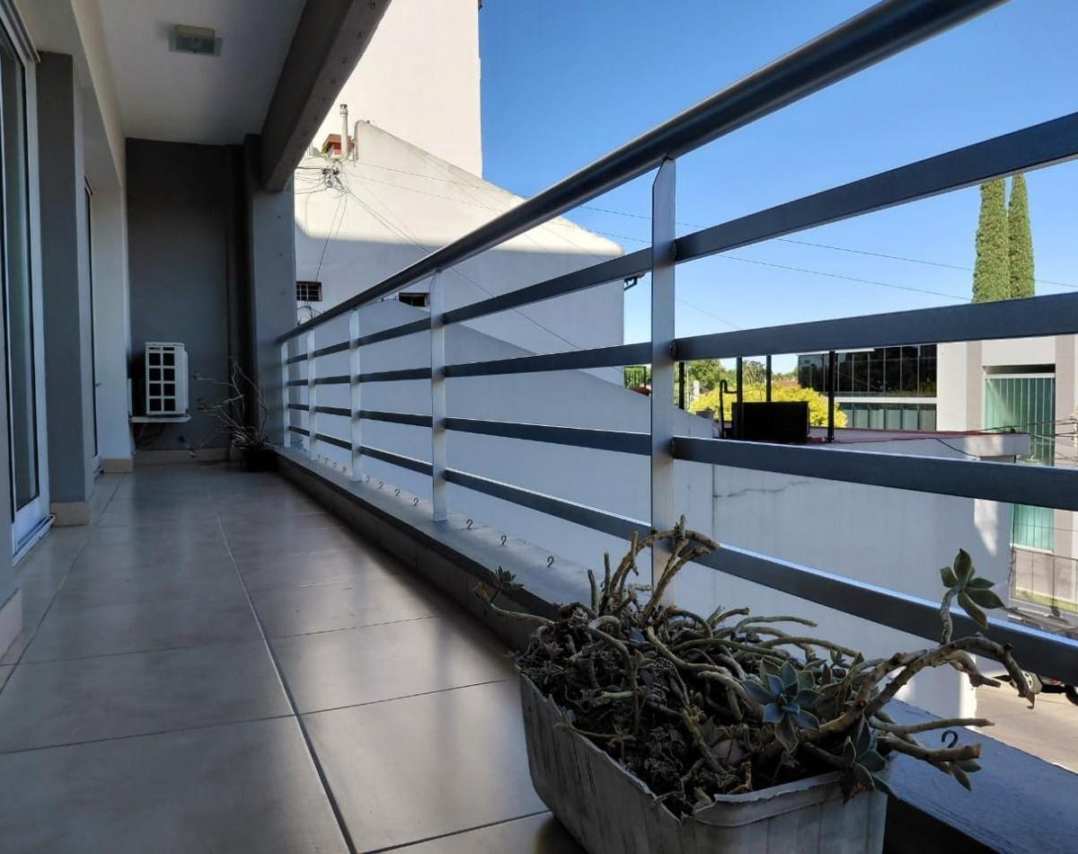 Departamento de 3 ambientes con cochera en Vicente López