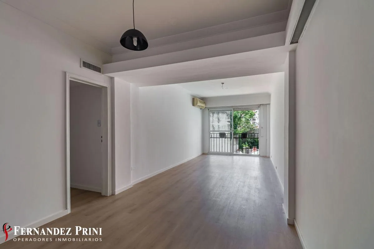 Apartamento de quatro ambientes de fundos em Recoleta