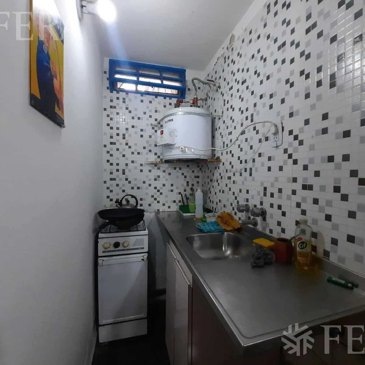 Kitnet tipo casa em PH de entrada independente em Sarandí