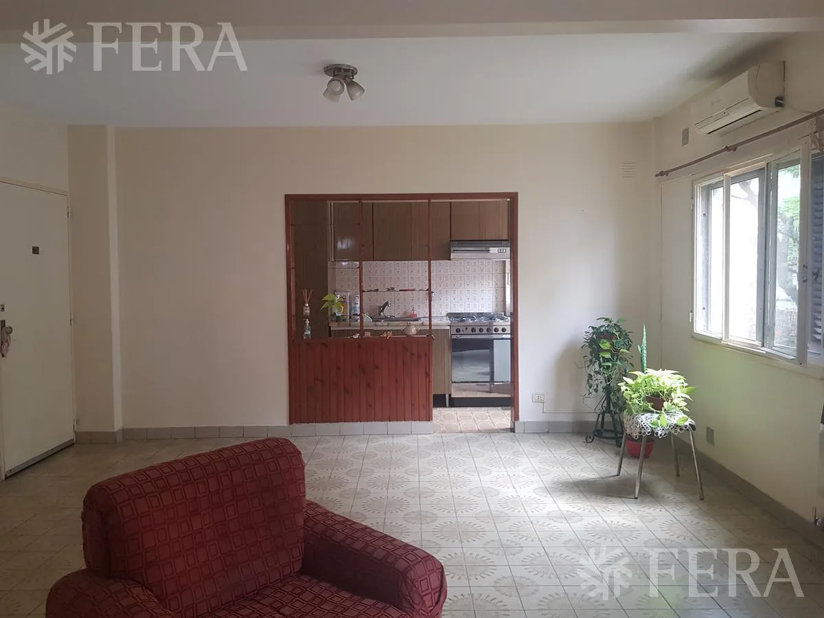 Трёхкомнатная квартира на первом этаже в Bernal Oeste