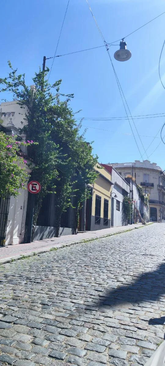 3 Ambientes Amplios, Luminoso en un Edificio de Epoca con Jardines