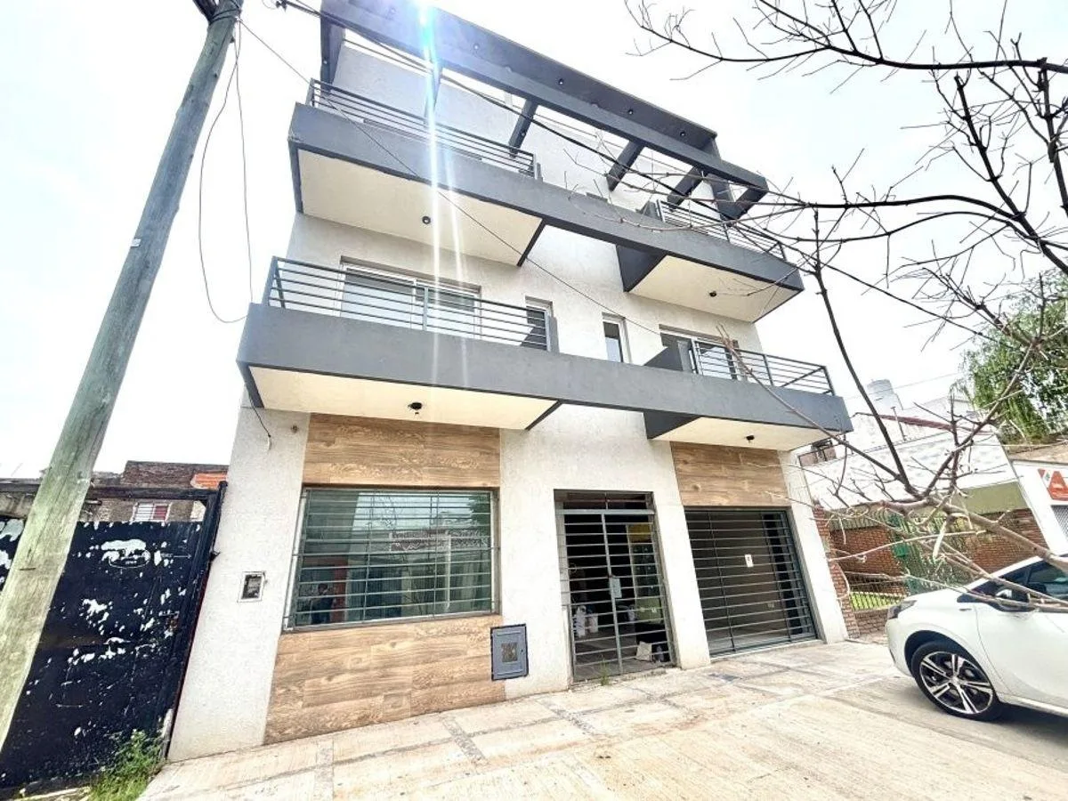 PH tipo casa de três ambientes com 2 dormitórios, vaga e pátio em Lanús