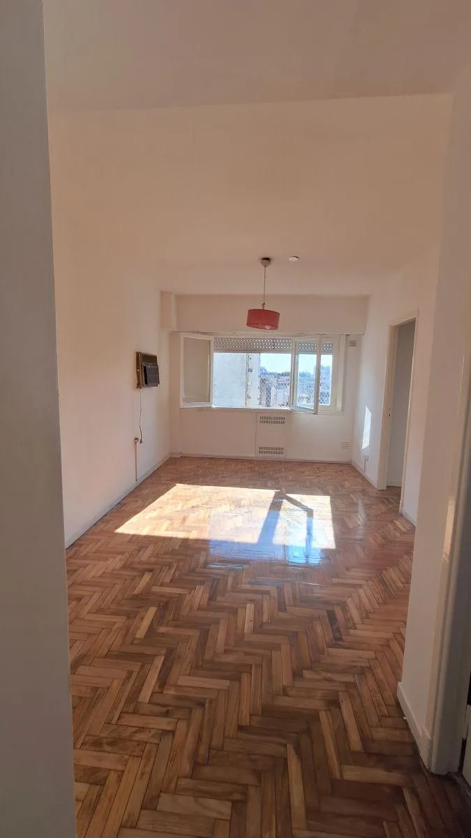 Semipiso de 3 ambientes con 2 dormitorios en Balvanera