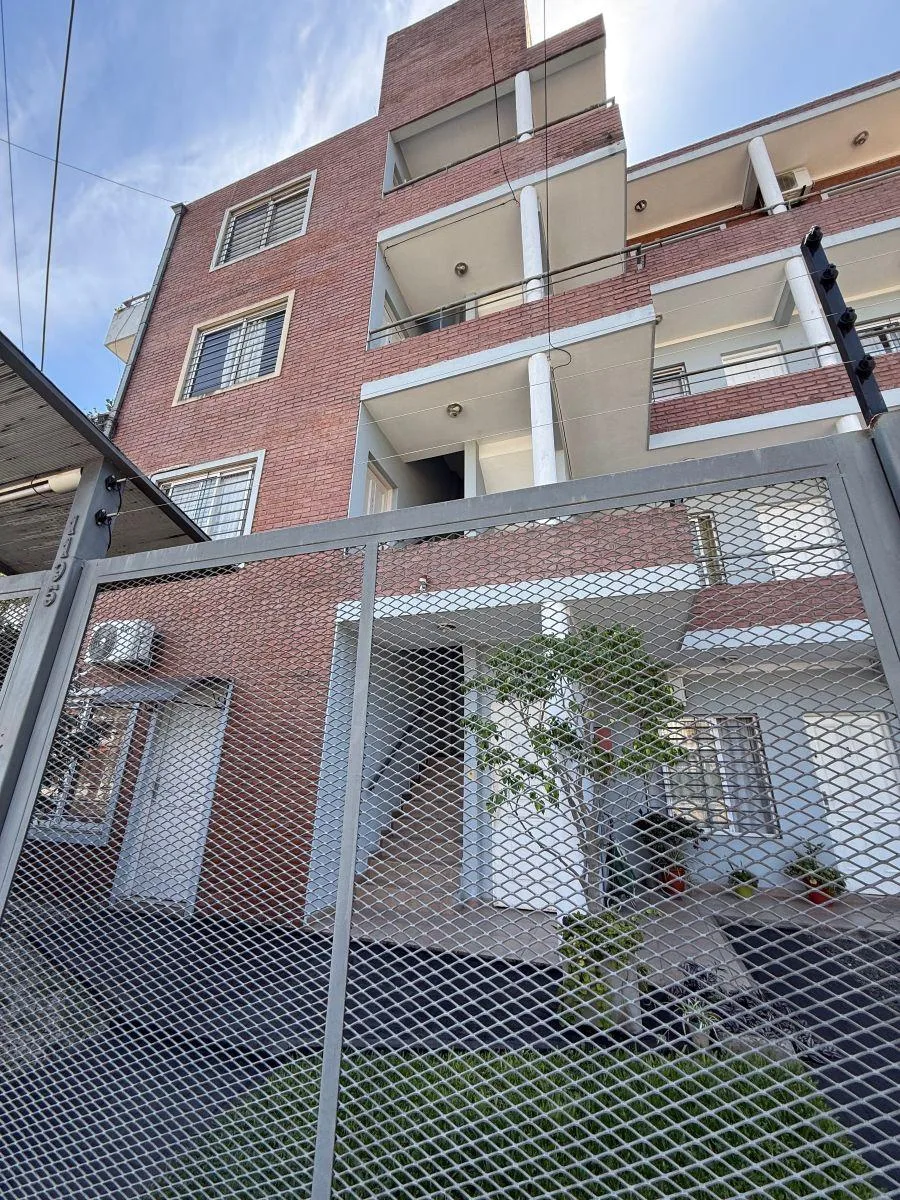 Departamento de 2 ambientes con patio y balcón en Morón