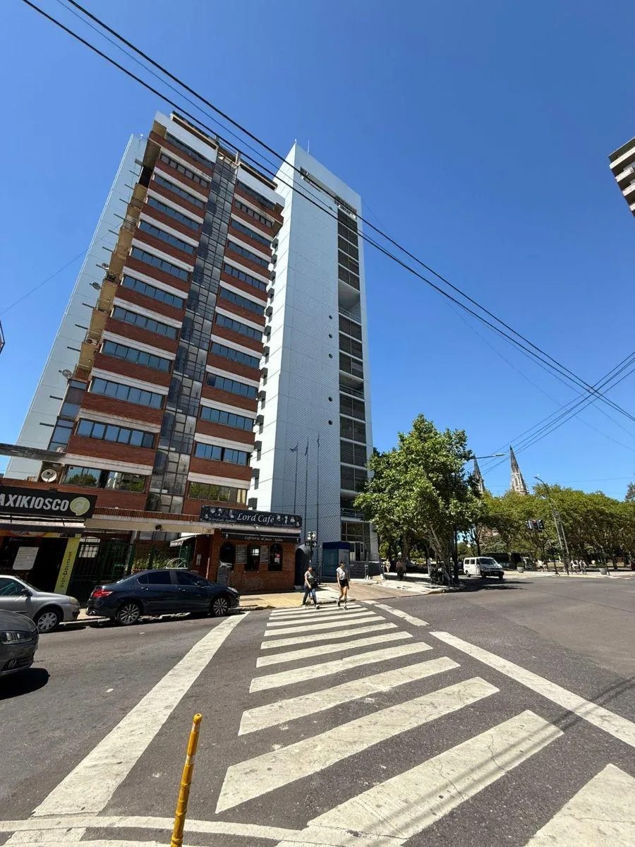 Departamento de 2 dormitorios con balcón al frente y vista a Plaza Moreno en La Plata