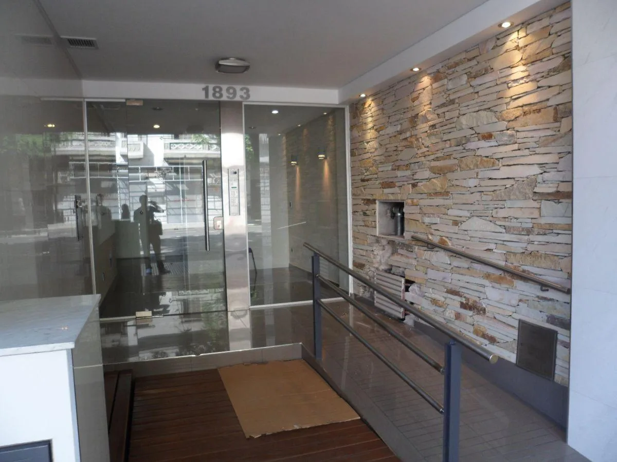 Квартира-студия с балконом на улице в Flores