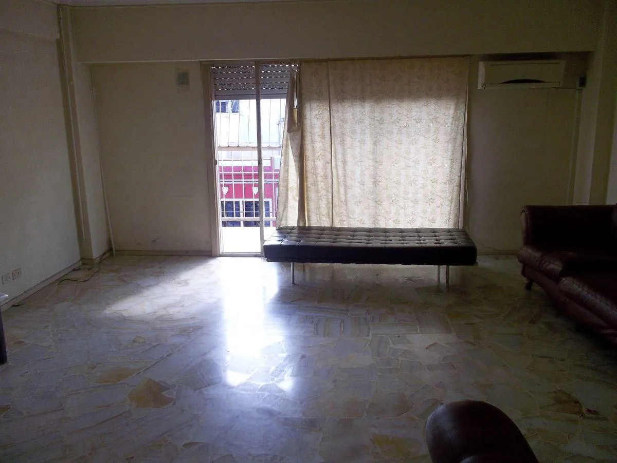 Departamento de 4 ambientes con dependencia en Flores