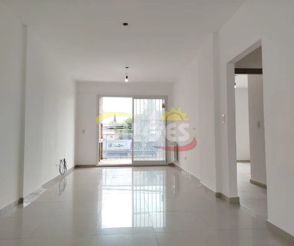 Departamento de 3 ambientes al frente con balcón y parrilla en Ramos Mejía