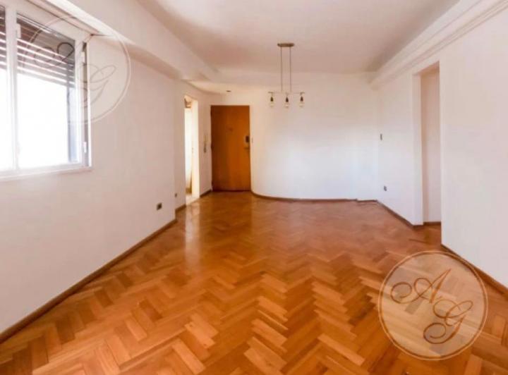 Трёхкомнатная квартира на Av. San Juan в Boedo с кладовой