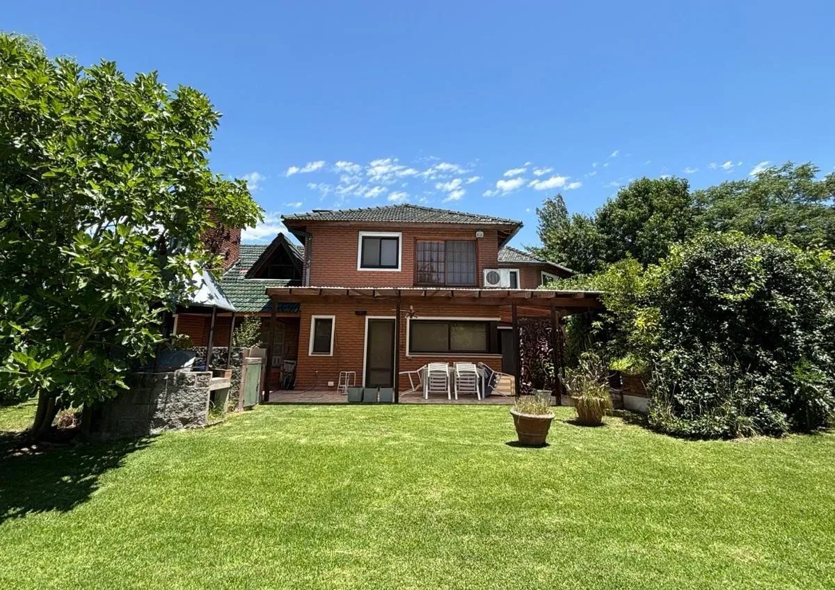 Casa en La Martona con Pileta, Parrilla y Gran Parque – 4 Dorm