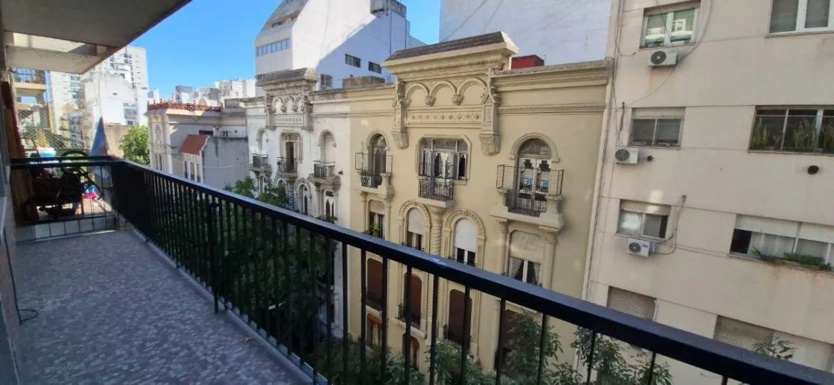 Apartamento de 2 ambientes de frente com varanda no Monserrat