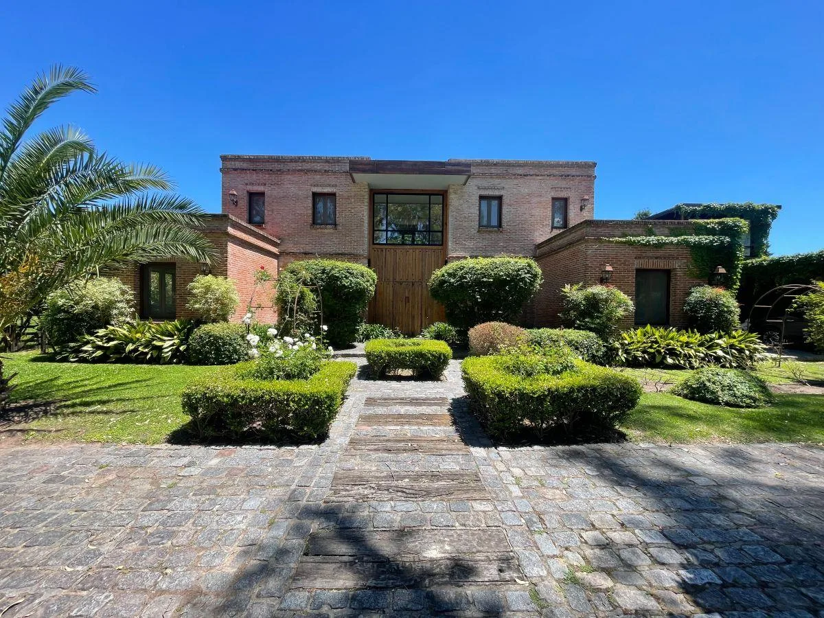 Four-bedroom house in Mayling Club de Campo