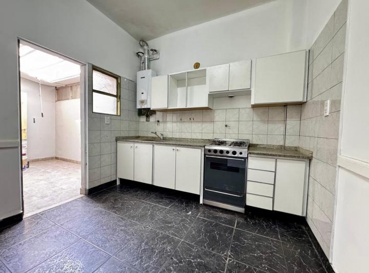 Apartamento de três ambientes de frente em Villa Pueyrredón