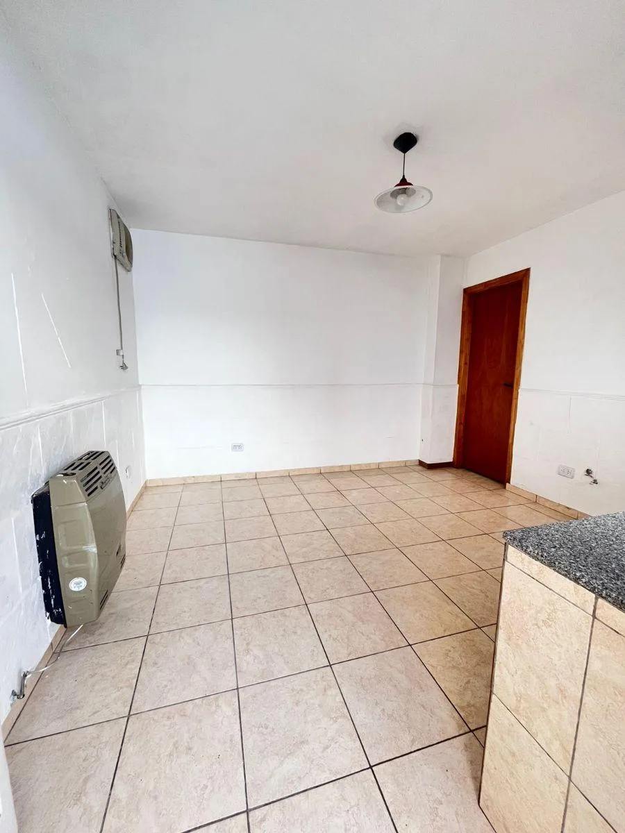 PH interno de 2 ambientes con patio en alquiler en Lanús Este