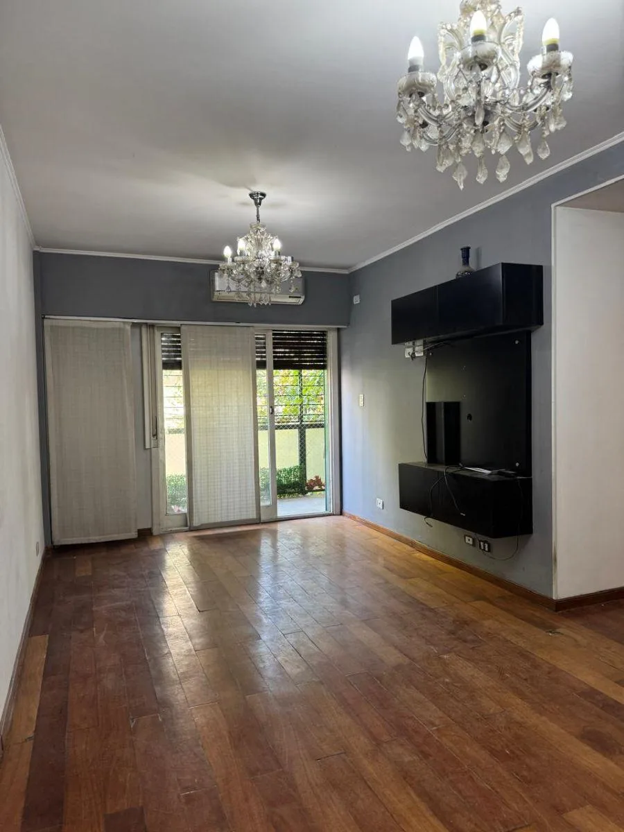 Semipiso de 4 ambientes con dependencia en Flores