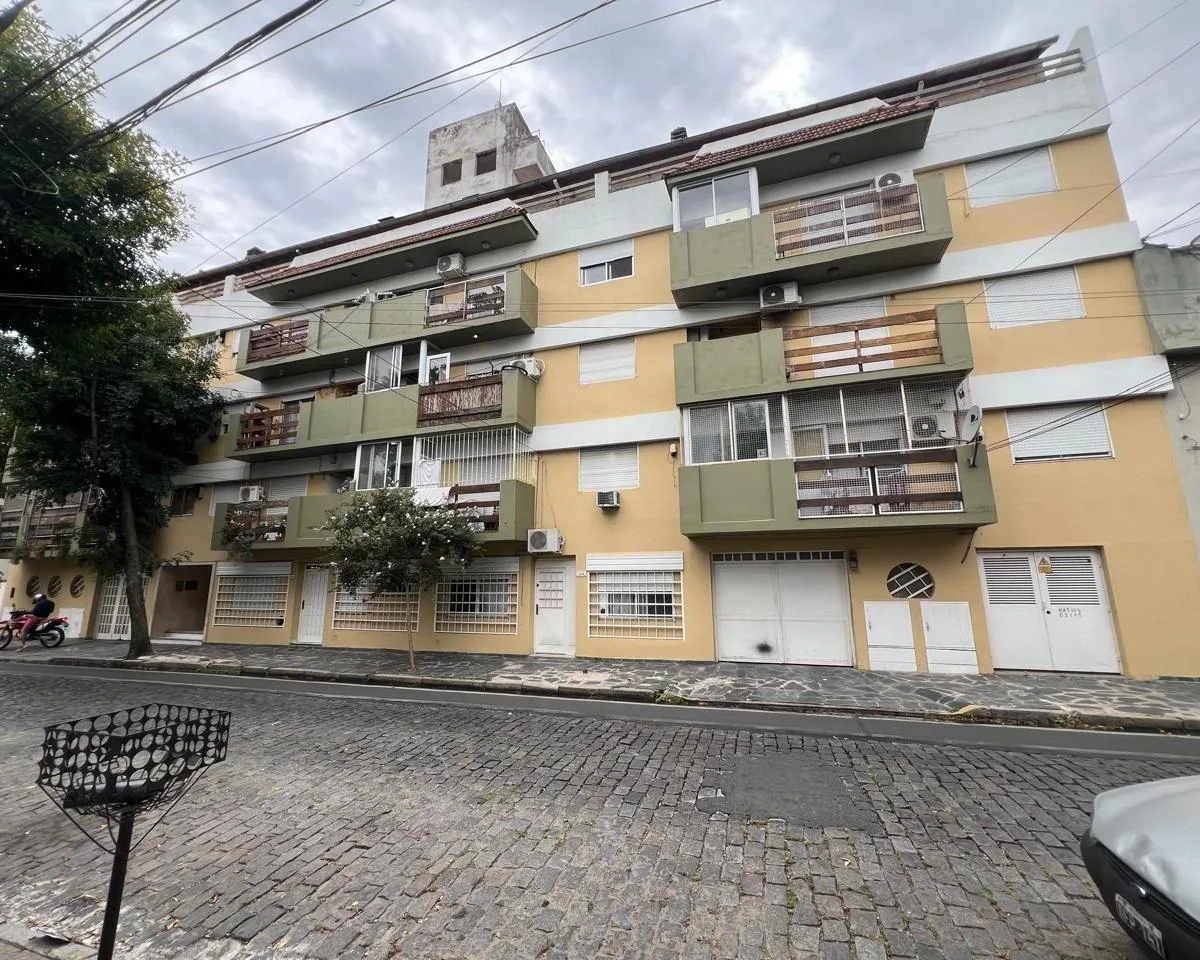 Двухкомнатная квартира с парковочным местом на первом этаже в Victoria