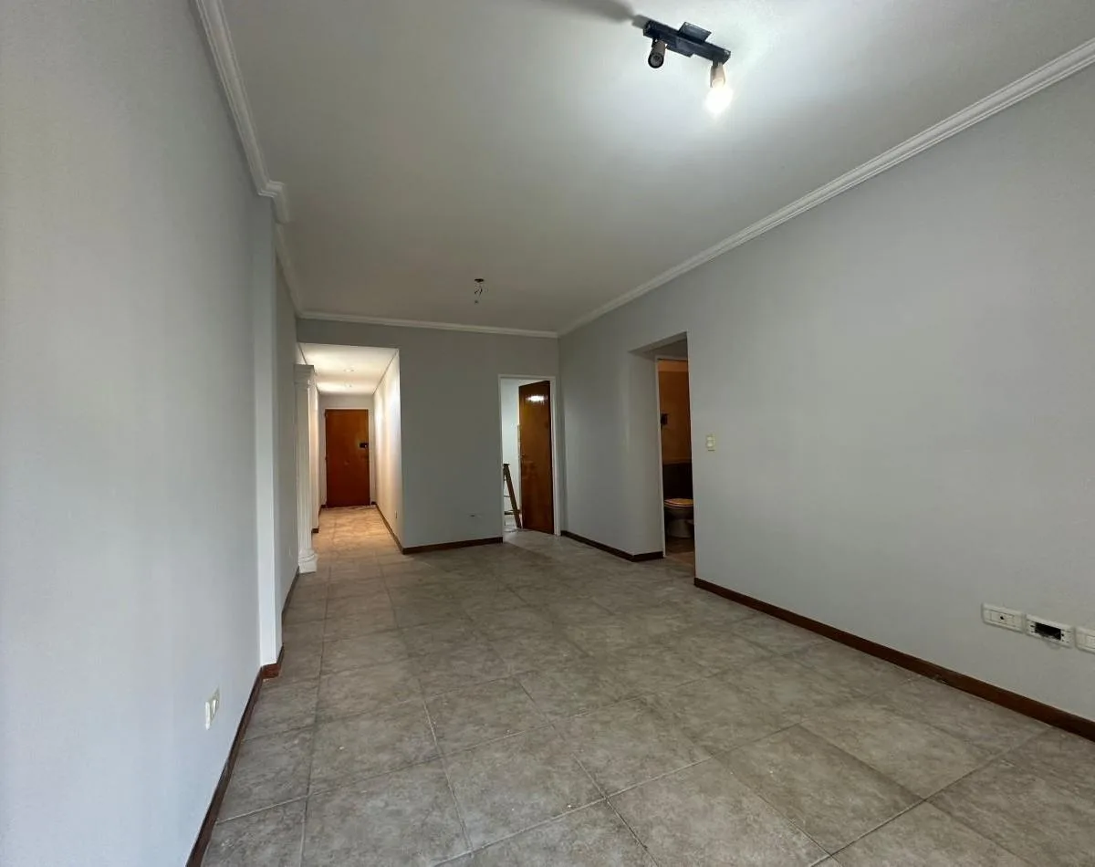 Apartamento de 4 ambientes com 3 dormitórios, vaga coberta e varanda em Lomas de Zamora