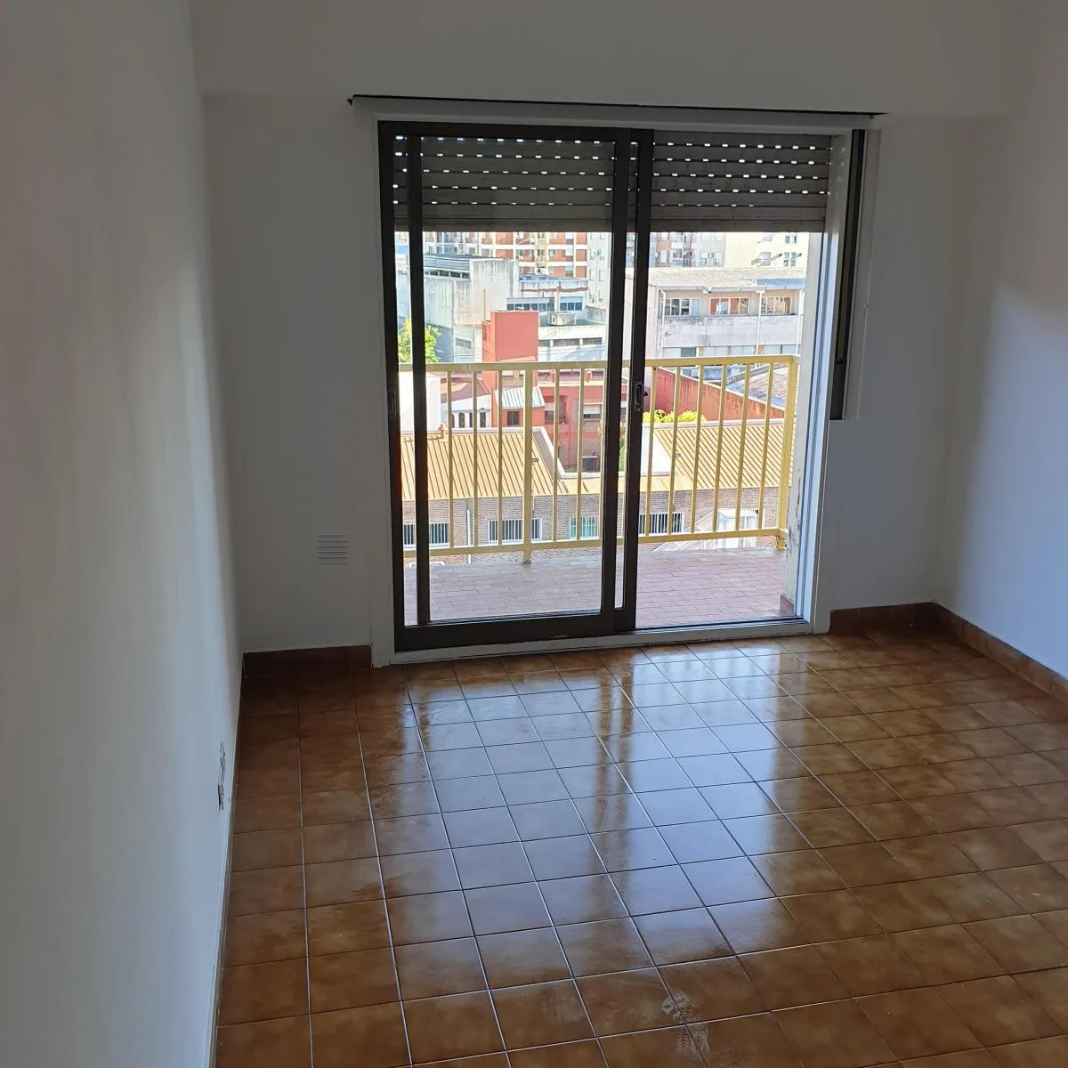 Departamento de 2 Ambientes Recién Pintado con Cochera