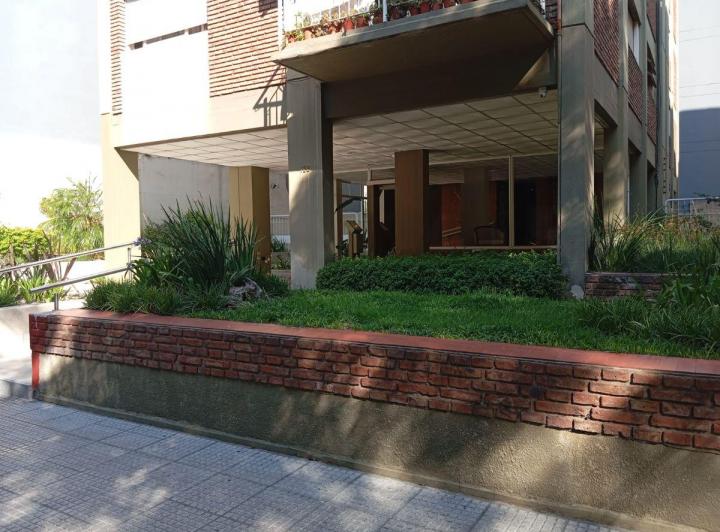 Apartamento em meio andar de frente com 3 quartos em Martínez