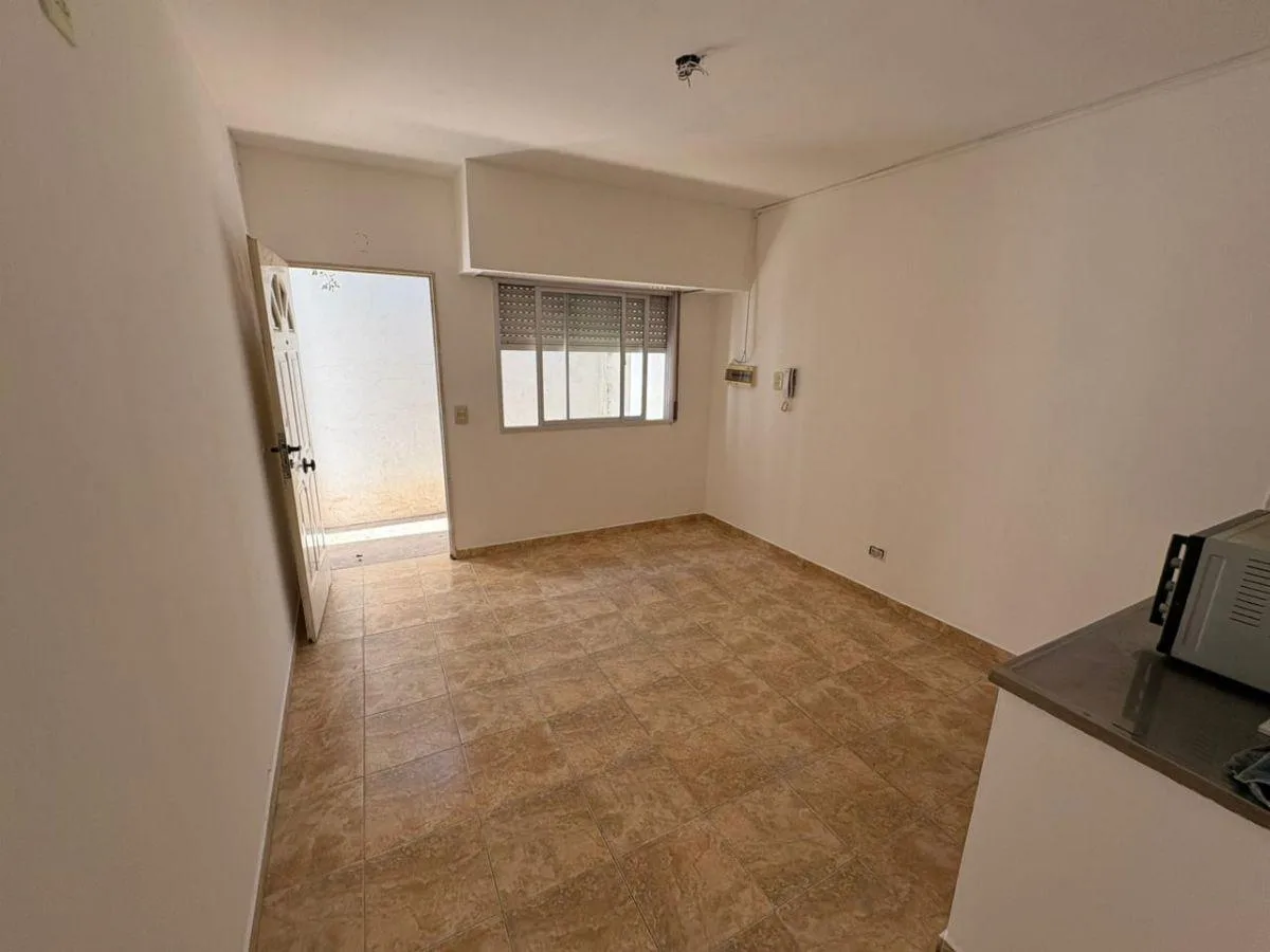 Apartamento térreo de 1 dormitório com pátio em La Matanza