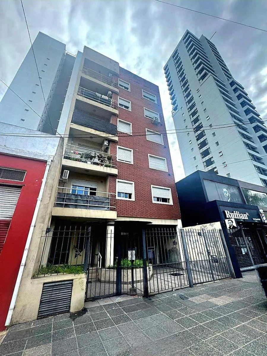 Three-room apartment at ground level with front balcony and covered parking in Banfield