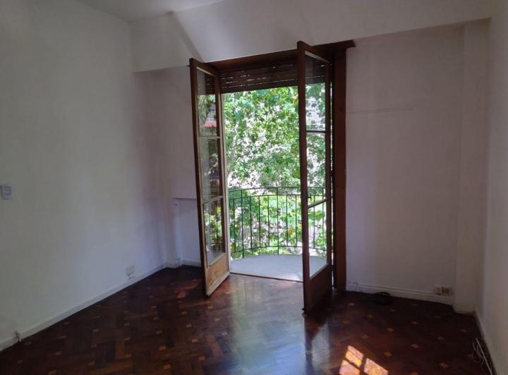 Two-room apartment with front balcony in Recoleta