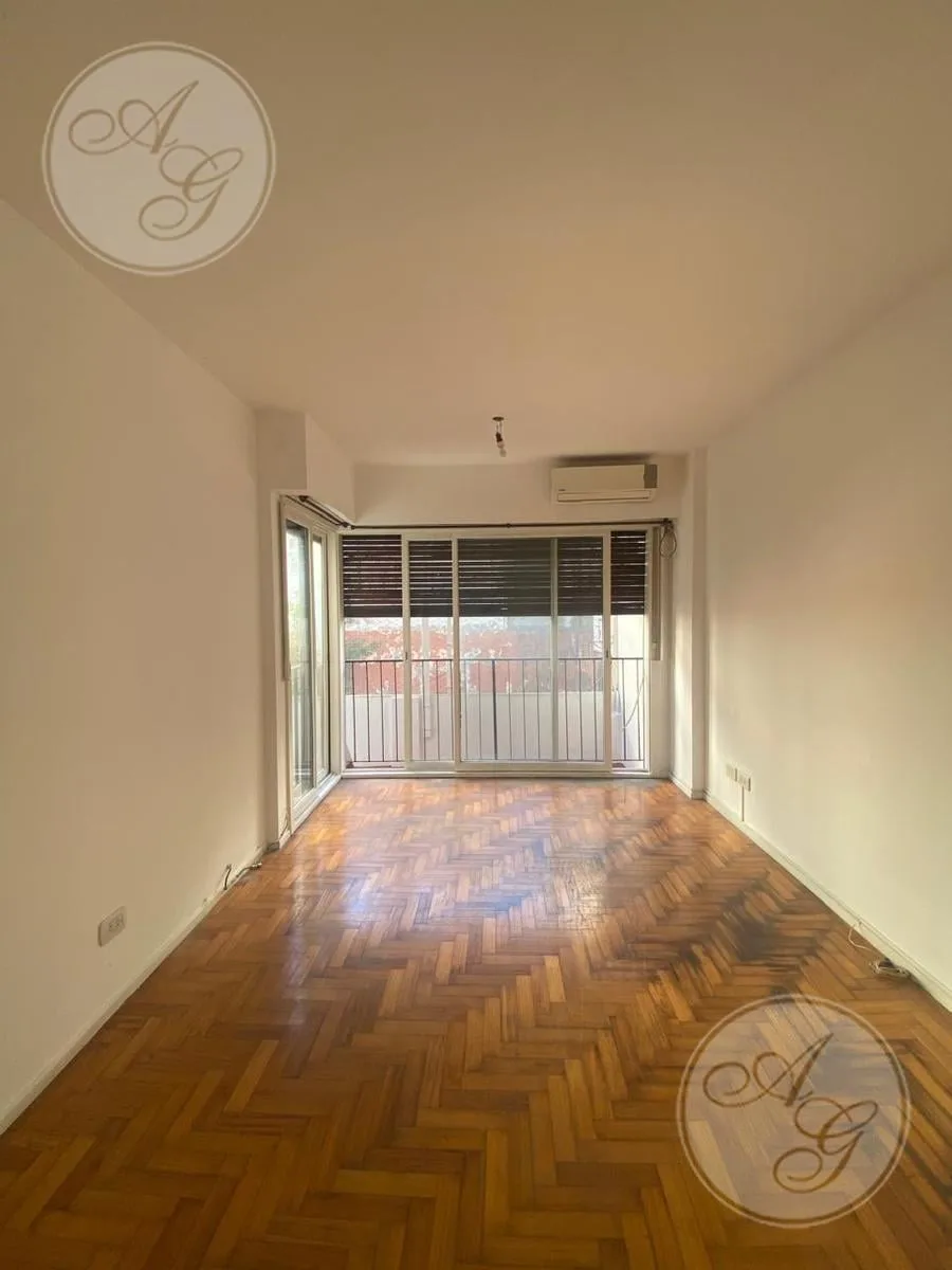 Departamento de 2 ambientes con patio y balcón francés en Almagro
