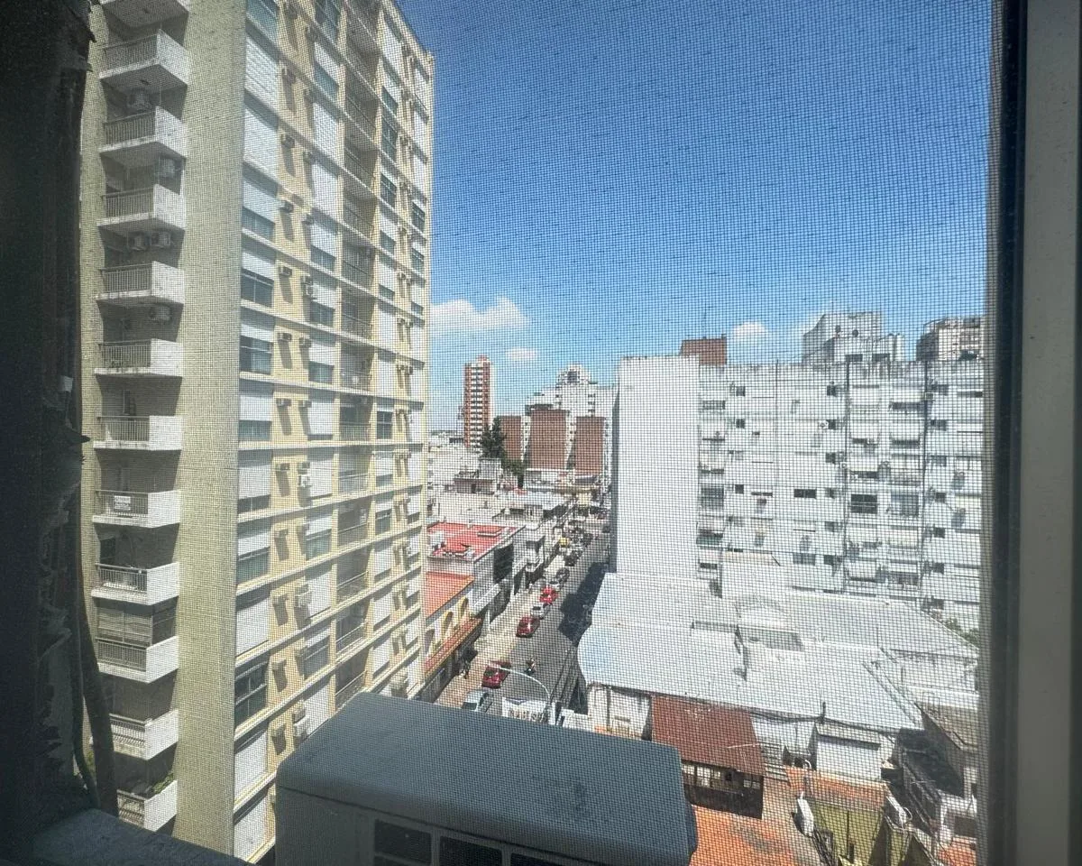 Departamento de 3 ambientes con cochera y dependencias en Quilmes Centro