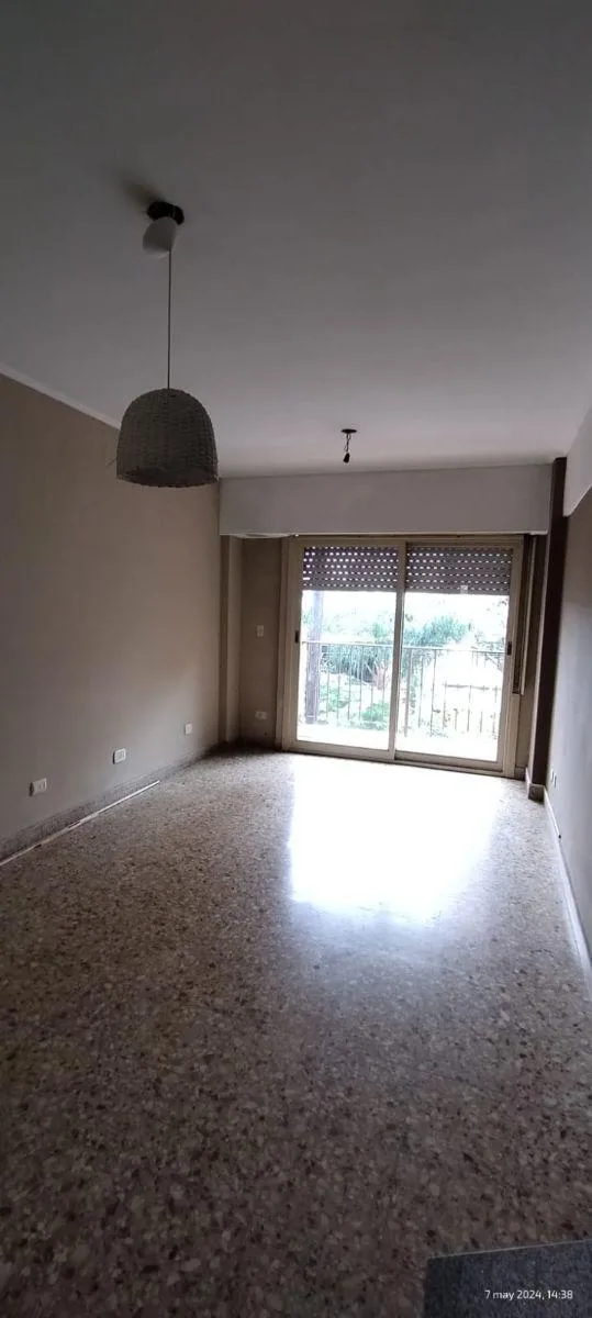 Apartamento de 2 ambientes de frente em Lanús