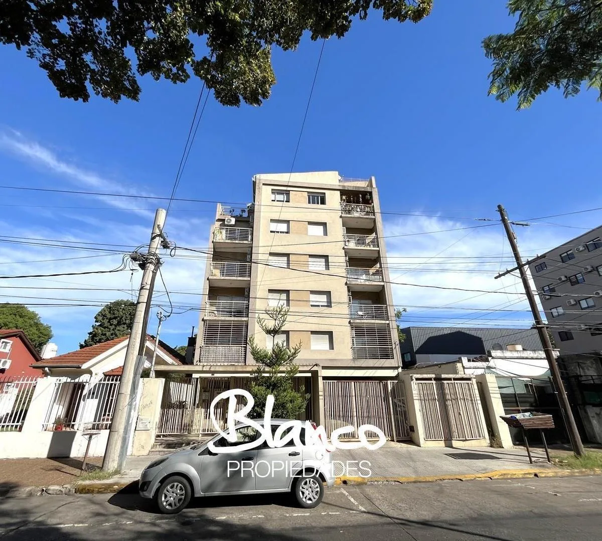 Two-room apartment with covered parking in Vicente López