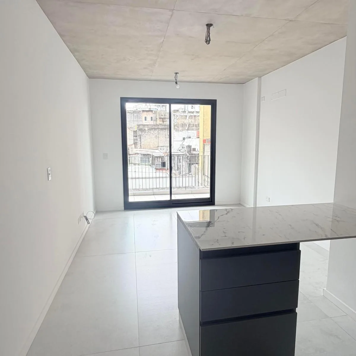 Brand new studio apartment with balcony in Monserrat