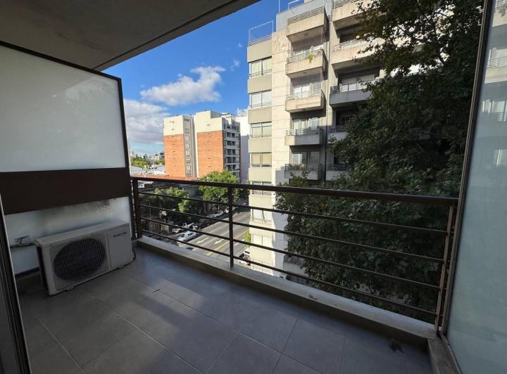 Front-facing studio apartment with balcony in Colegiales
