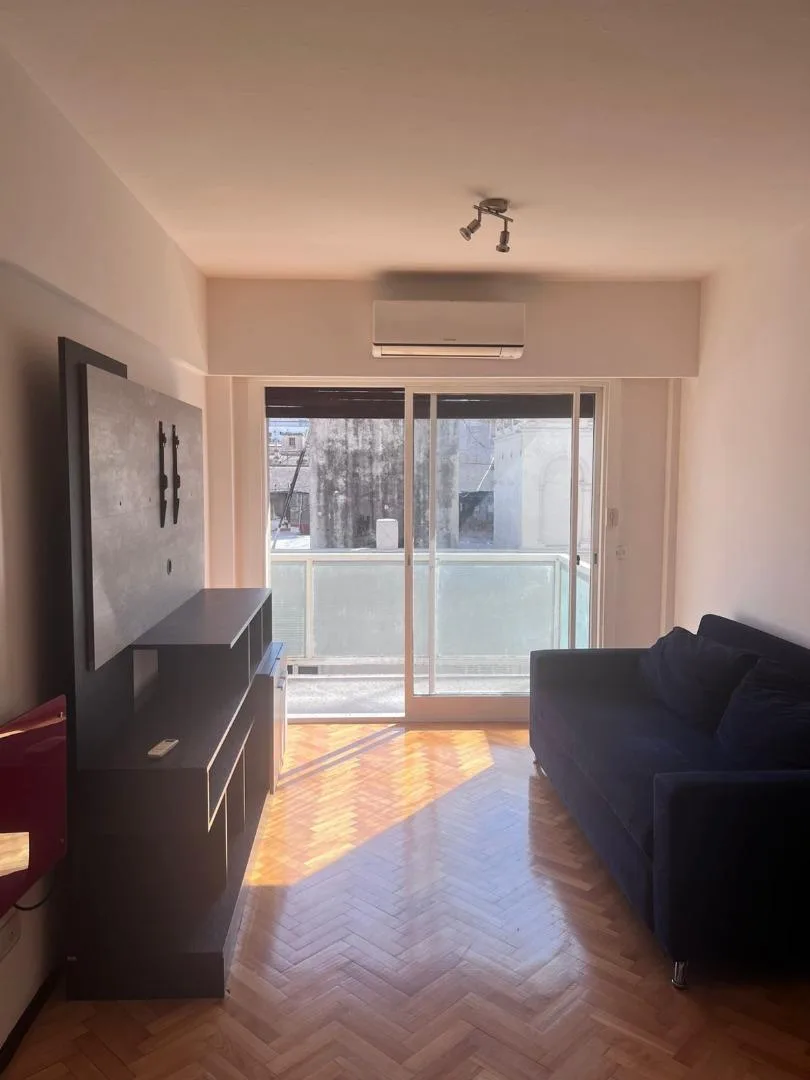 Two-room apartment with front-facing balcony in Retiro