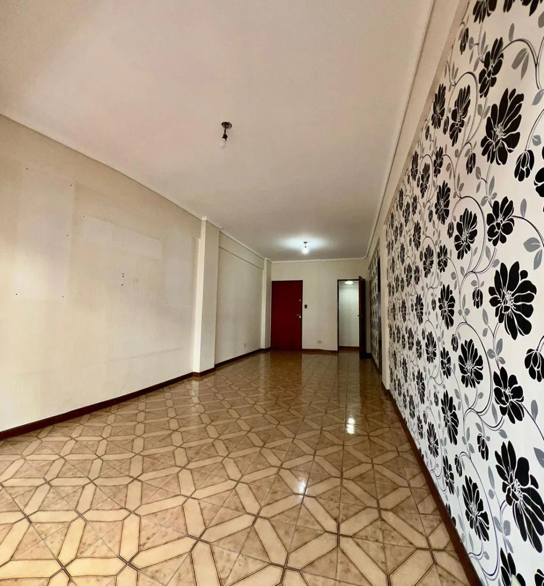 Four-room apartment with maid’s room and parking in Flores