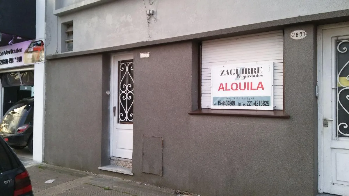 PH com 2 dormitórios, pátio e lavanderia coberta em La Plata