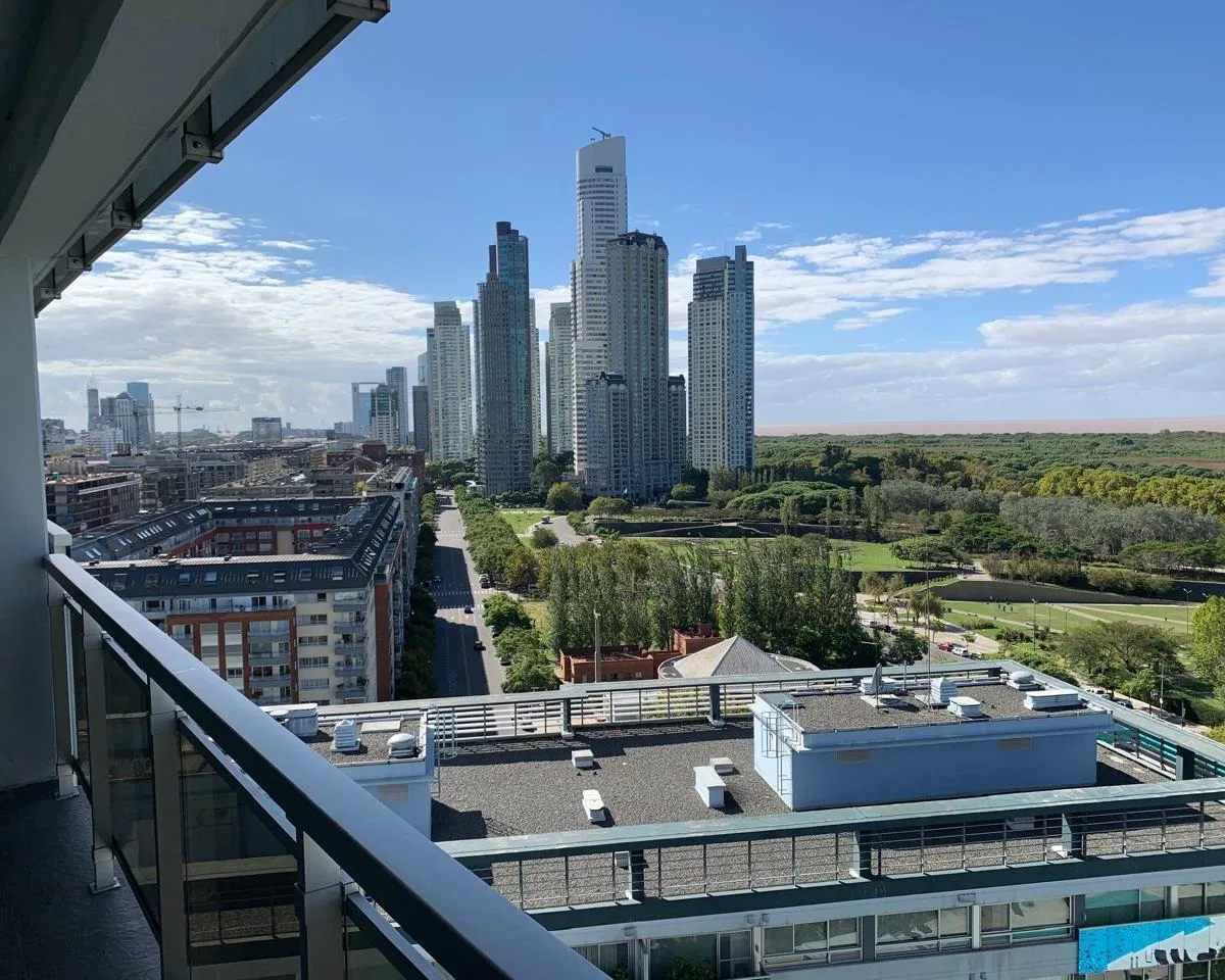 Меблированная двухкомнатная квартира с балконом в Puerto Madero