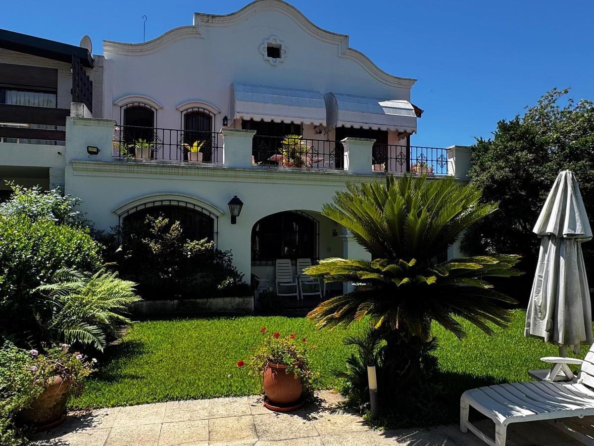 Дом в испанском стиле с 3 спальнями в Acassuso