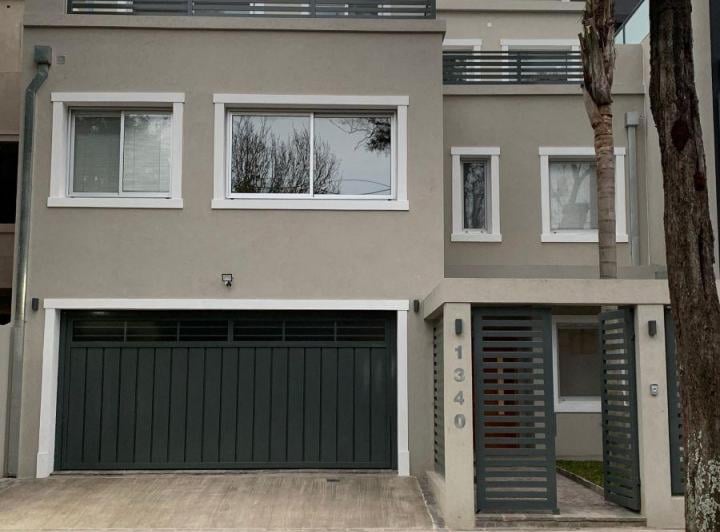 Four-bedroom house with pool in Martínez