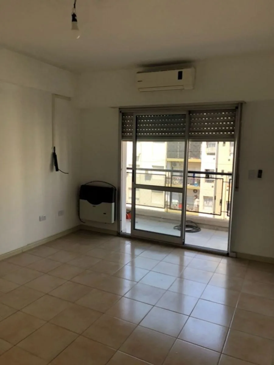 Departamento de 3 ambientes frente con balcón en Villa Lugano