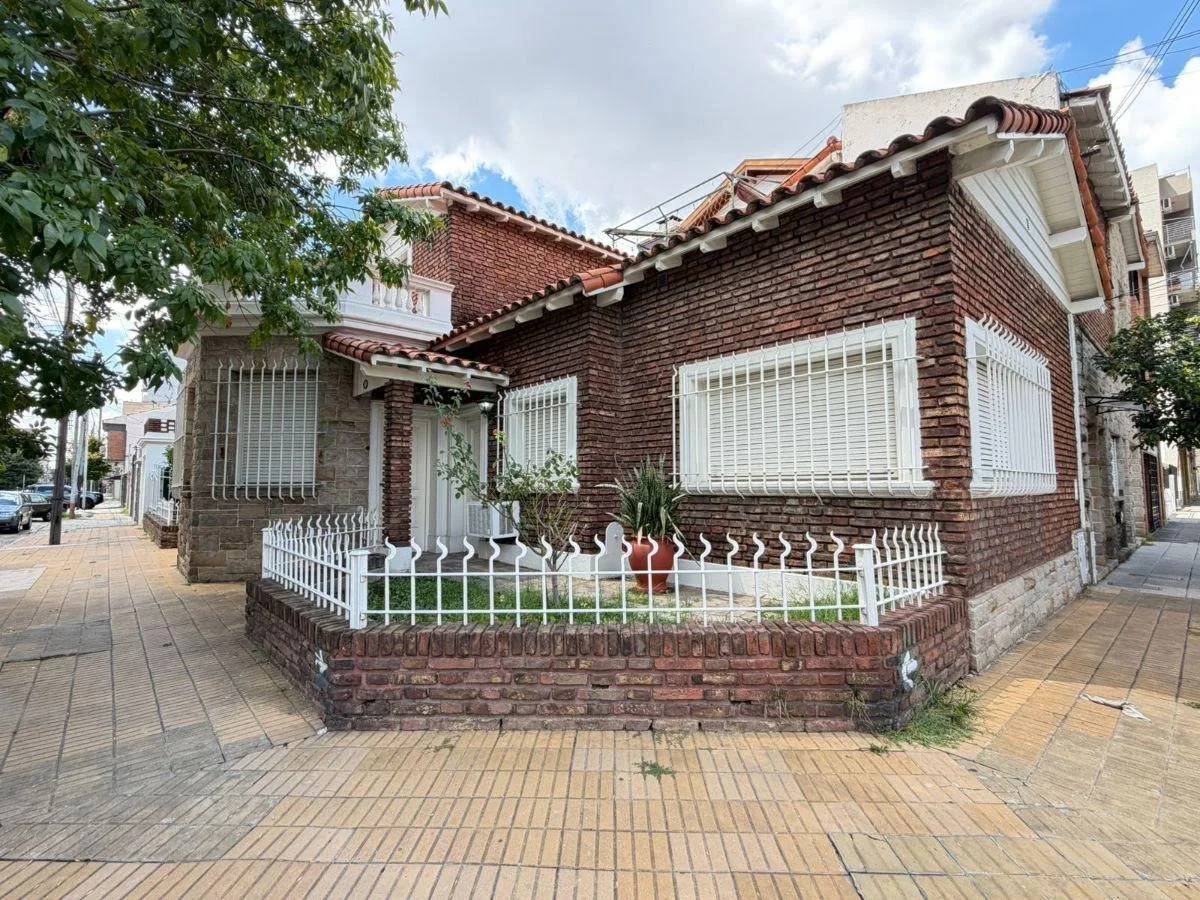 Four-room house with garage in Lanús Oeste
