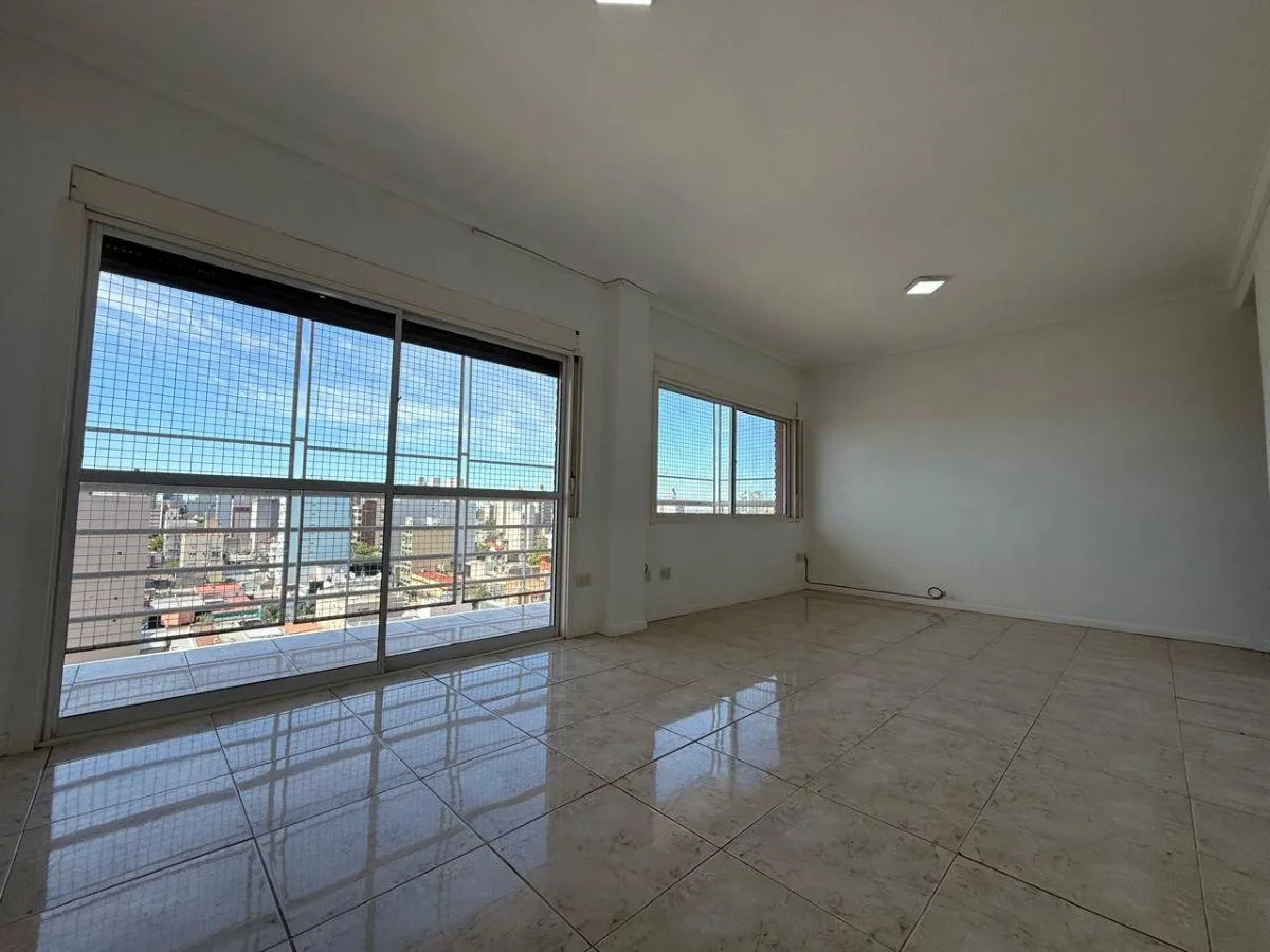 Apartamento de três ambientes com vaga de garagem fixa em Lanús Este