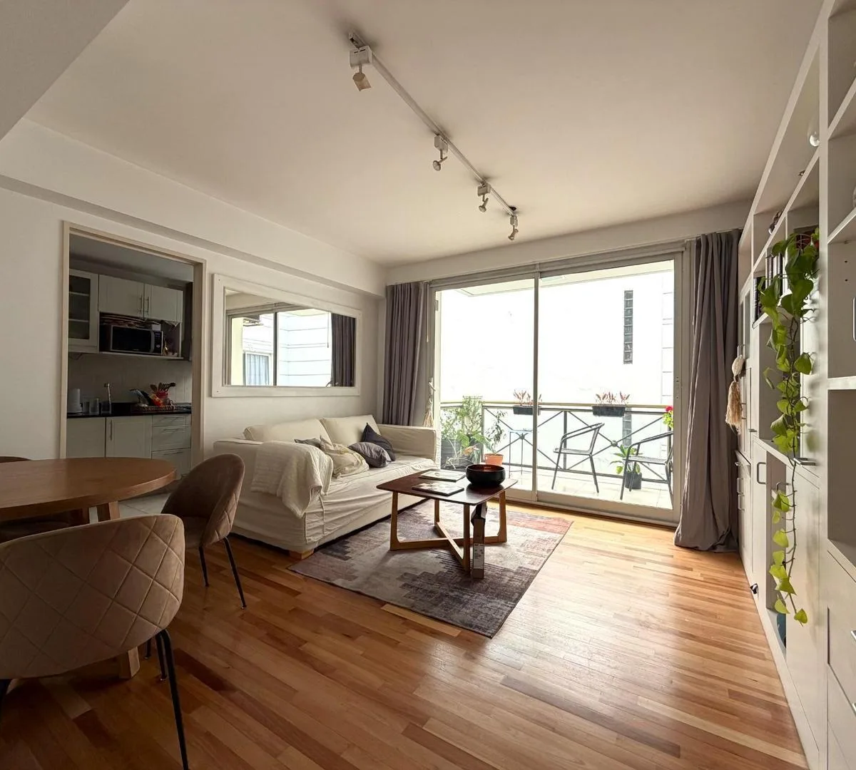 Two-room apartment with (assigned) parking space in Recoleta