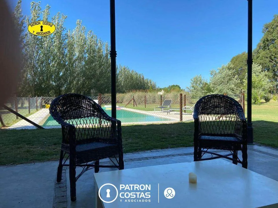 House with 4 en-suite bedrooms in Luján