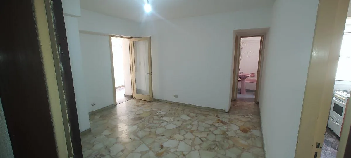 Departamento de 2 ambientes con patio en Flores