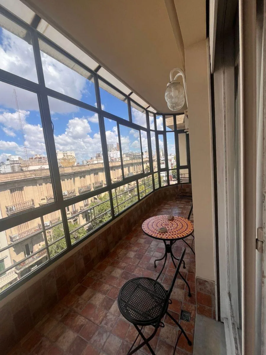 Apartamento de dois ambientes com varanda mobiliado em San Telmo