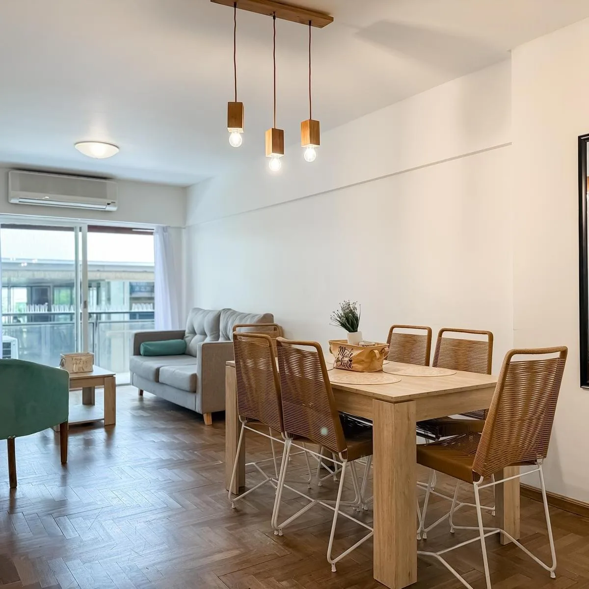 Departamento amoblado de 4 ambientes con balcón y cochera en Retiro
