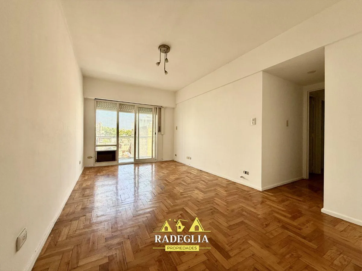 Apartamento de três ambientes com vaga de garagem fixa em Villa Crespo