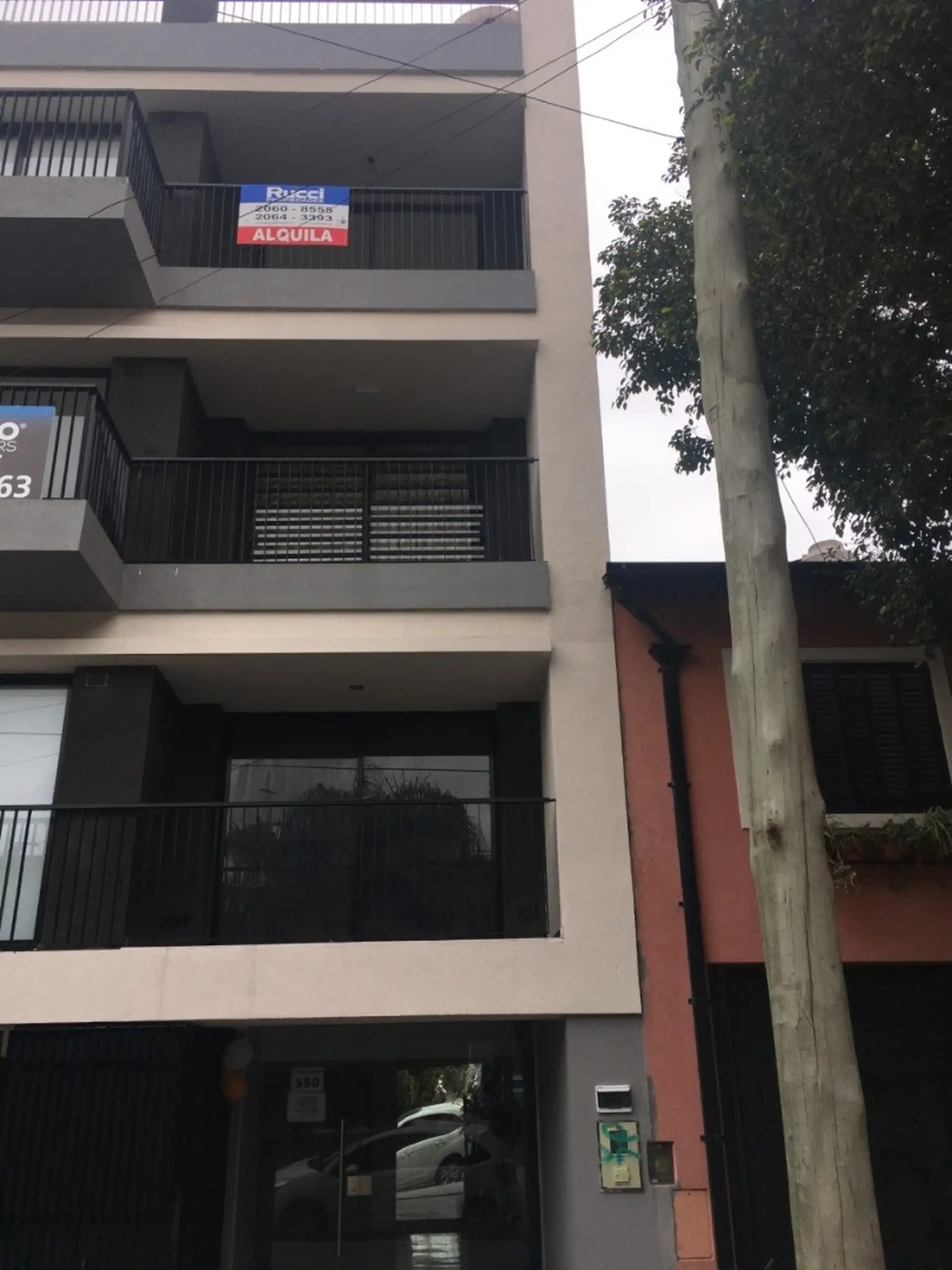 Kitnet de um ambiente com varanda em Villa Luro