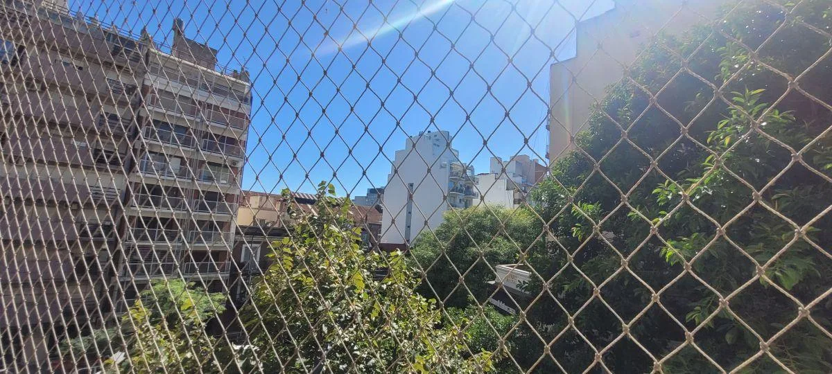 2 ambientes al frente con balcón